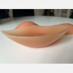 Brystproteser. Trekantede fremstillet med silicone til nybegynder.