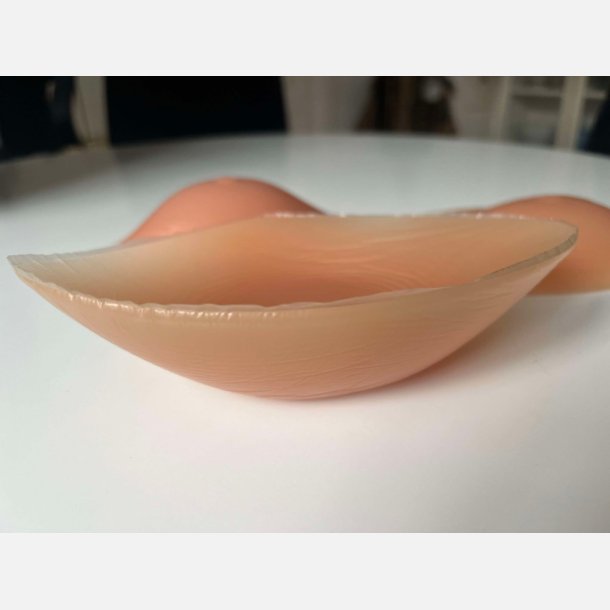 Brystproteser. Trekantede fremstillet med silicone til nybegynder.
