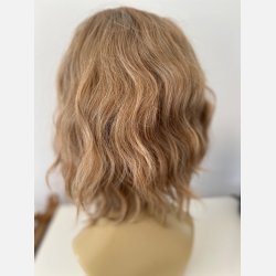 Paryk. Mellemlang i blondmix med let kr�l. One size og Varmeresistent