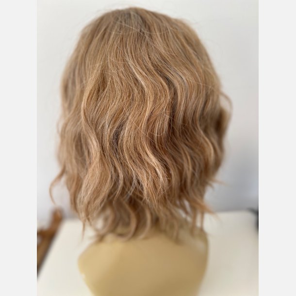 Paryk. Mellemlang i blondmix med let kr�l. One size og Varmeresistent
