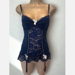 Corsage. Flot s�t med god pasform i bl�. Incl. str�mper og trusser. 