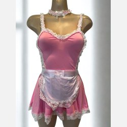 Stuepige. Pink med fine blondekanter og forkl�de. Str�kker sig.