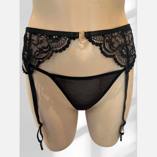 Hofteholder. Sort smal i blonde. Lille hjerte foran og 4 str�mpeholdere. 