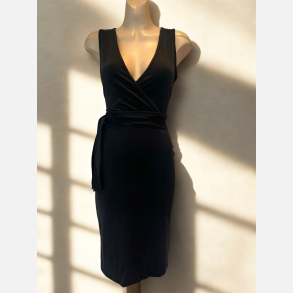 Kjole. Sort kn�lang i jersey med flot nedringet og b�nd om taljen. Str. 38/40