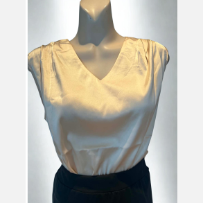 Top. Bl�d satin med v hals. Creme