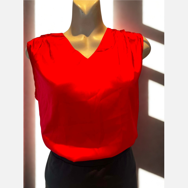 Top. Bl�d satin med v hals. R�d