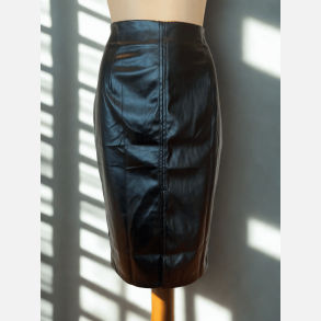 Nederdel. Pencilskirt i sort l�derlook med slids foran. Lynl�s i siden. Str�kbar.