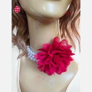 Choker. Flotte perler med r�d blomst. L: 30-35cm