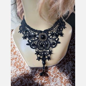 Choker. Sort i bl�d blonde . L�ngde op til 40 cm