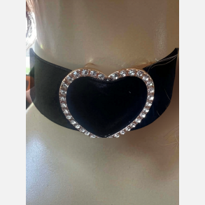 Choker. Sort i velour med s�dt hjerte. L: 30-35 cm