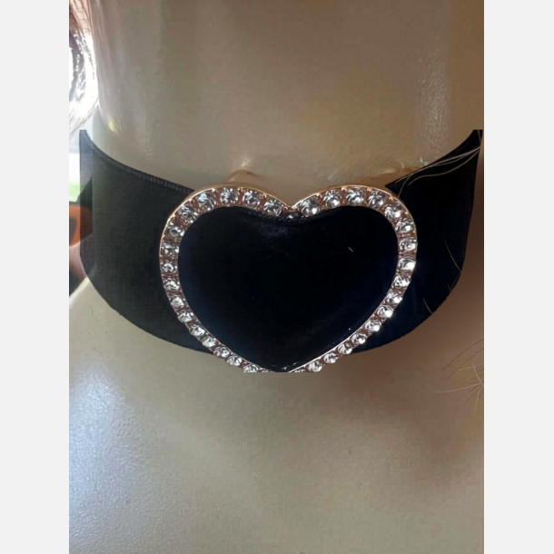 Choker. Sort i velour med s�dt hjerte. L: 30-35 cm