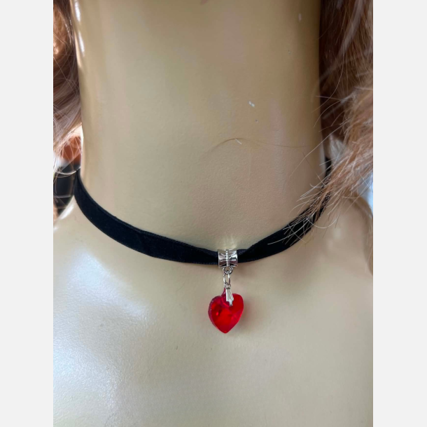 Choker. smalt i sort velour og r�dt hjerte. L: 29-34 cm