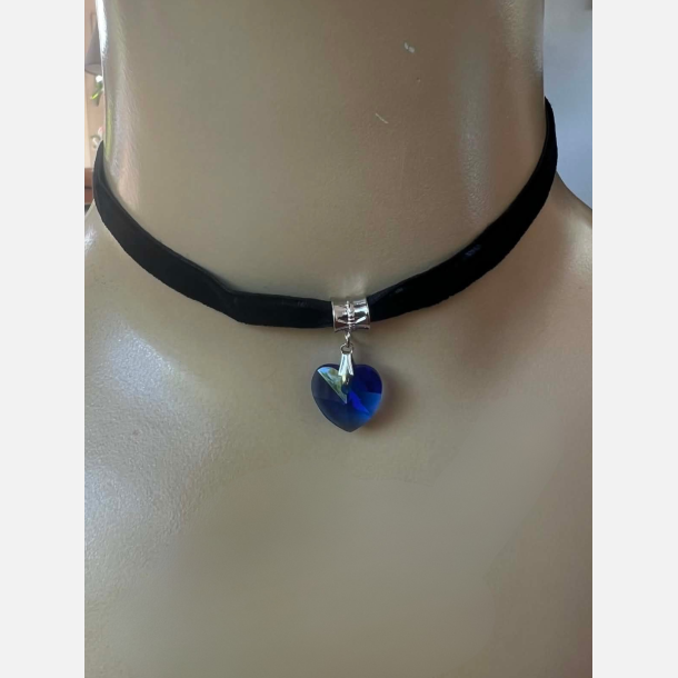 Choker. smalt i sort velour og bl�t hjerte. L: 29-34 cm