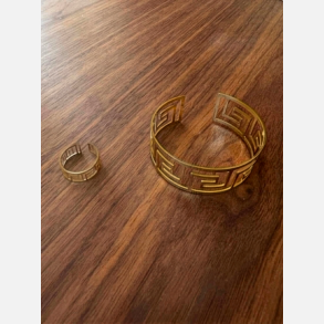 Armb�nd i guldlook med matchende ring. One size kan tilpasses alle