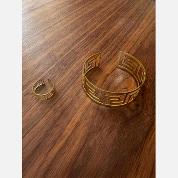 Armb�nd i guldlook med matchende ring. One size kan tilpasses alle