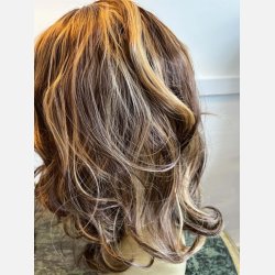 Paryk. Flot paryk med lille lacefront i brun/blond mix med kr�l. One size