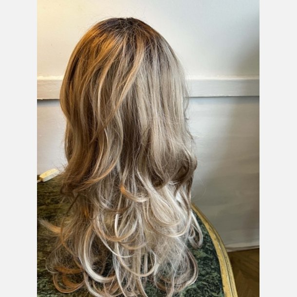 Paryk. lang og flot med pandeh�r. Blond med m�rkere bund. L: 60cm.