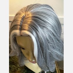 Paryk. Kort fest paryk i s�lvgr� mix. One size