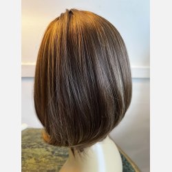 Paryk. Page med langt pandeh�r i brun/blond mix. One size