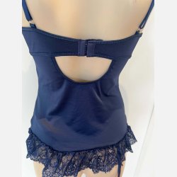 Corsage. Flot s�t med god pasform i bl�. Incl. str�mper og trusser. 