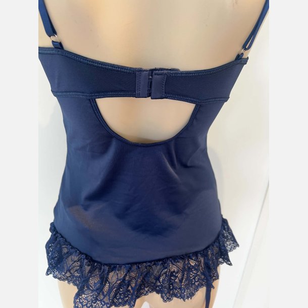 Corsage. Flot s�t med god pasform i bl�. Incl. str�mper og trusser. 
