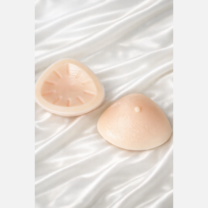 Brystproteser. Super fine trekantede i bl�d silicone.  S�lges som et par!