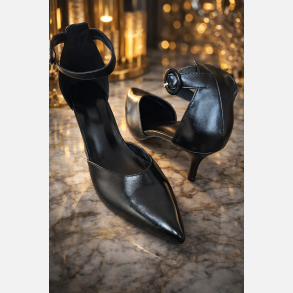 Pumps. Sort l�derlook med ankelrem og 8 cm h�l. 