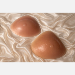 Brystproteser. Trekantede fremstillet med silicone til nybegynder.