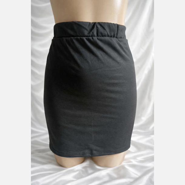 Nederdel. Sort l�rkort i jersey med lidt str�k og elastik i taljen. 