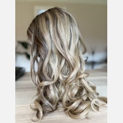 Paryk. Flot lang i blond mix med lacefront. 