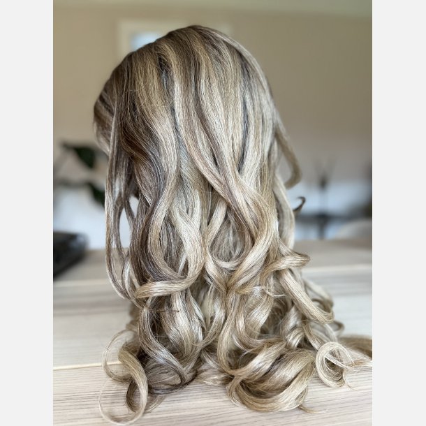 Paryk. Flot lang i blond mix med lacefront. 