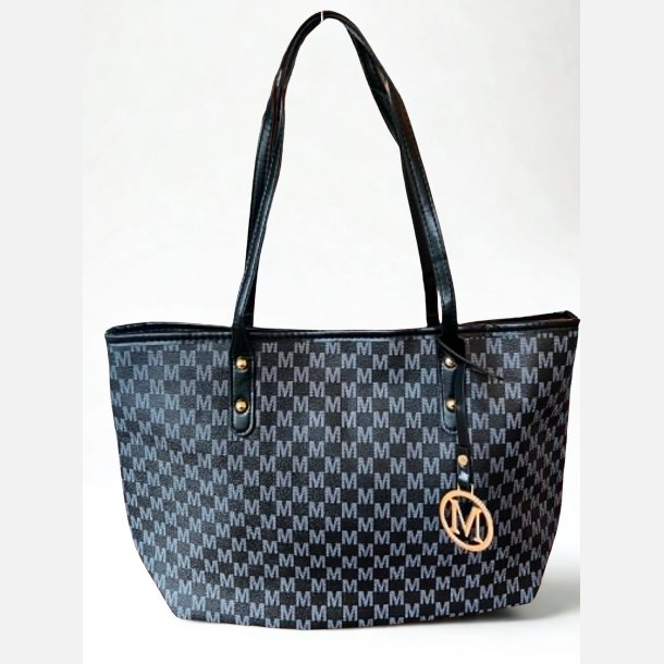 Taske. Sort med M logo og lynl�s. Skulderhanke. H: 27 cm L: 42cm. 