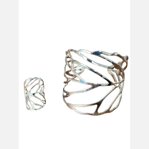 Armb�nd. S�lvfarvet med tilsvarende ring. Begge dele kan tilpasses i st�rrelsen.