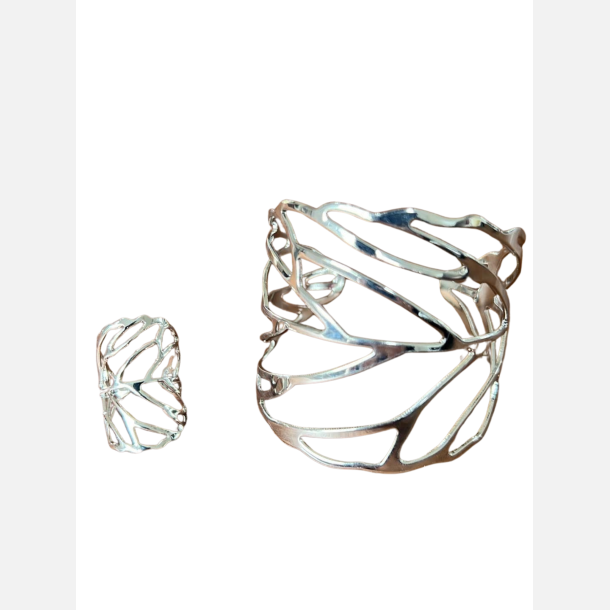 Armb�nd. S�lvfarvet med tilsvarende ring. Begge dele kan tilpasses i st�rrelsen.