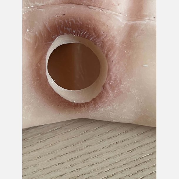 Vagina. Super realistisk med mulighed for at tisse og bruge med vaginal kanal. Ekstra fyld p� balderne. one size.