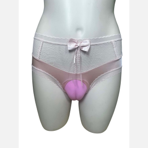 Trusse med facon i gennemsigtig blonde med satin foran. Taljem�l: 60 - 90 cm