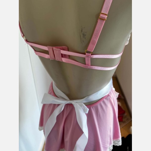 Stuepige. Pink med fine blondekanter og forkl�de. Str�kker sig.