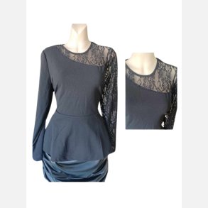 Bluse. Sort med sk�d og blonde i top samt p� det ene �rme. Str�k.