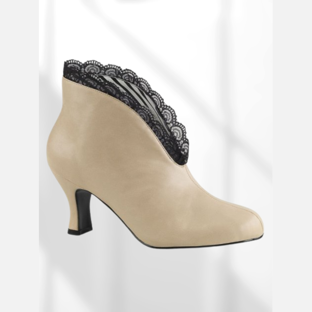 Ankelst�vler. L�derlook i cremefarvet med fin sort blondekant. H�lh�jde: 7,5 cm. 
