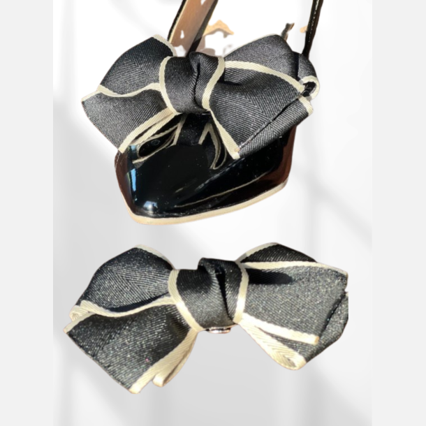 Sl�jfer til sko eller st�vler. S�ttes fast med clips. Pift din sko op!. Sort med creme kant