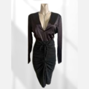 Nederdel pencilskirt i sort str�k med s�lvtr�de og lille slids foran. elastik i taljen