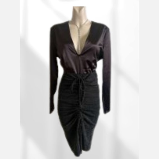 Nederdel pencilskirt i sort str�k med s�lvtr�de og lille slids foran. elastik i taljen