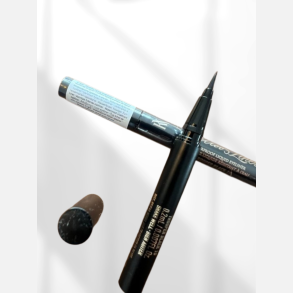 Eyeliner flydende vandfast i sort. Pr�cis p�f�ring