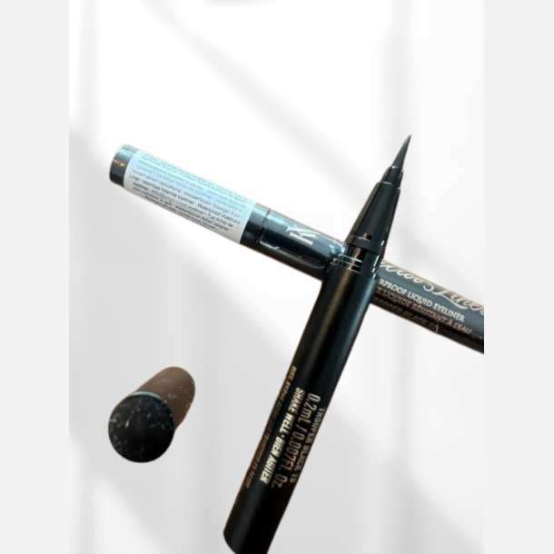 Eyeliner flydende vandfast i sort. Pr�cis p�f�ring