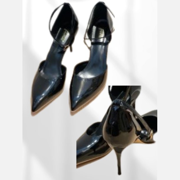 Pumps i sort lak med ankelrem. Kommisionssalg. Str. 43/44