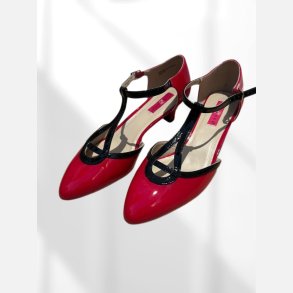 R�de lakpumps med lav h�l og let at g� med. Str. 44 (us13) Second hand