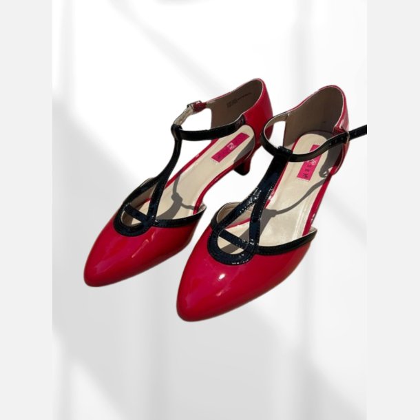 R�de lakpumps med lav h�l og let at g� med. Str. 44 (us13) Second hand