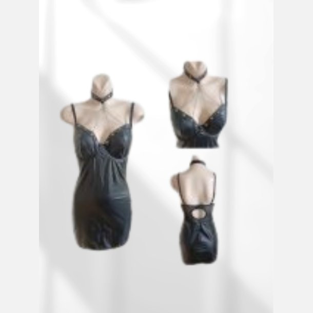 Kjole i sort wetlook med fine detaljer, halsb�nd og trusser. Str. XL