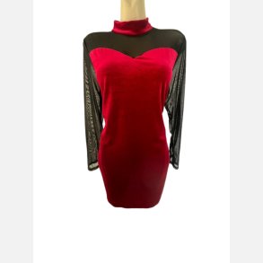 Kjole t�tsiddende i bordeaux velourstr�k og gennemsigtige �rmer. Taljem�l 88-120 cm
