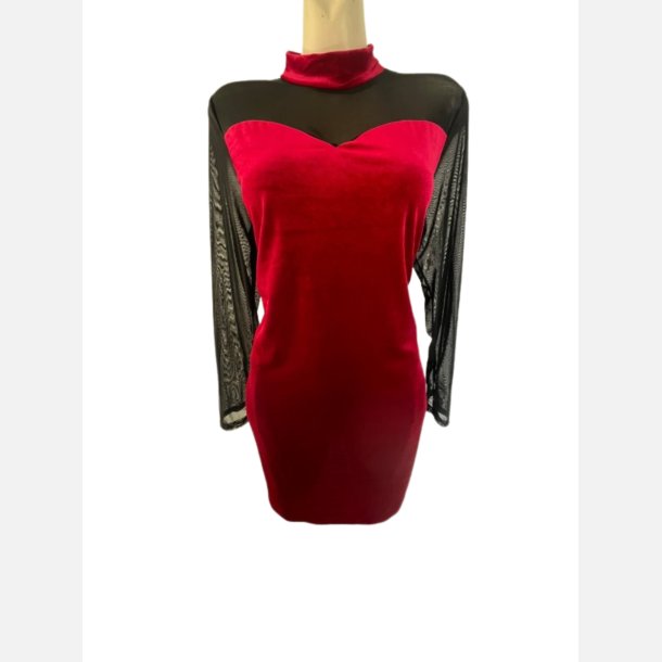 Kjole t�tsiddende i bordeaux velourstr�k og gennemsigtige �rmer. Taljem�l 88-120 cm